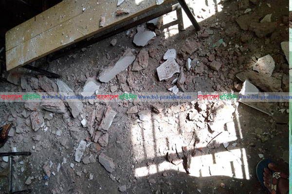 ছাদ ধসে পড়ার আশঙ্কা নিয়েই ক্লাস কয়েক শ’ শিক্ষার্থীদের!