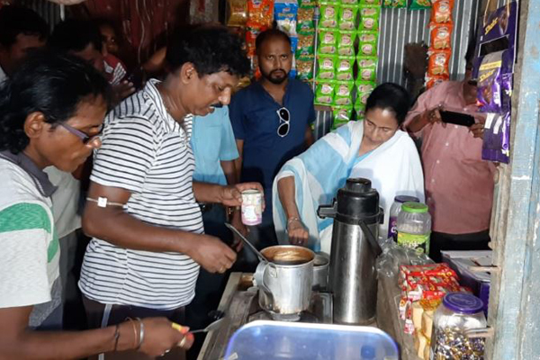 দোকানে চা বানালেন মমতা