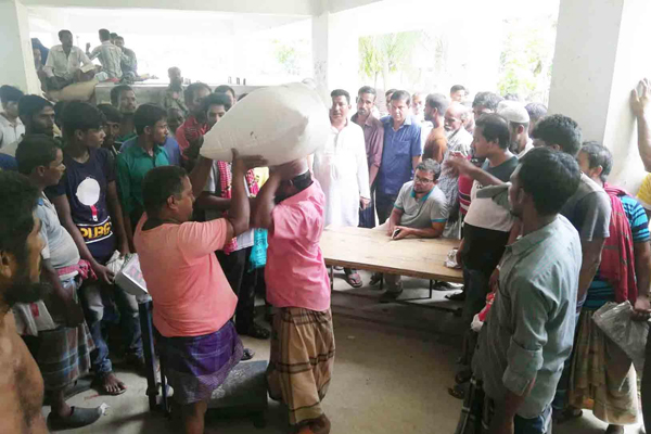 বাগেরহাটে জেলেদের চাল কম দেয়ার অভিযোগ

