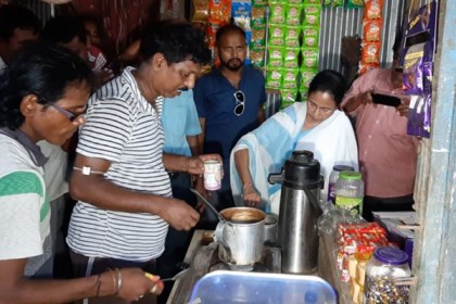 দোকানে চা বানালেন মমতা