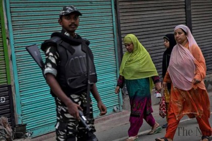 কাশ্মীরে সবচেয়ে বেশি ভোগান্তি মেয়েদের