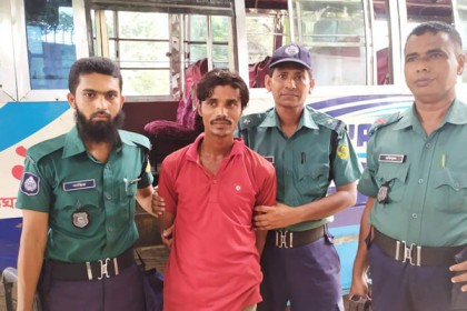 চট্টগ্রামে নারীকে হেনস্থা করায় বাসের হেলপারের কারাদণ্ড

