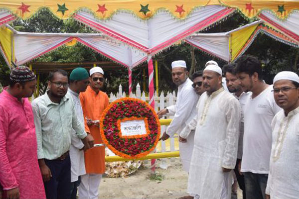 এরশাদের কবর জিয়ারত করলেন মোস্তফা আল মাহমুদ 