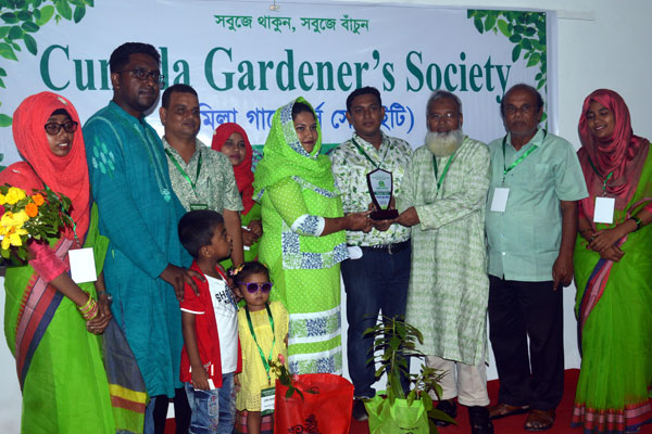 কুমিল্লায় সেরা বাগানিদেরকে সম্মাননা