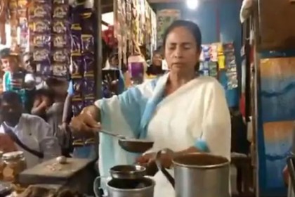 নিজের হাতে চা বানিয়ে সহকর্মীদের খাওয়ালেন মমতা (ভিডিও)