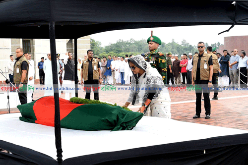 অধ্যাপক মোজাফফরের মরদেহে প্রধানমন্ত্রীর শ্রদ্ধা