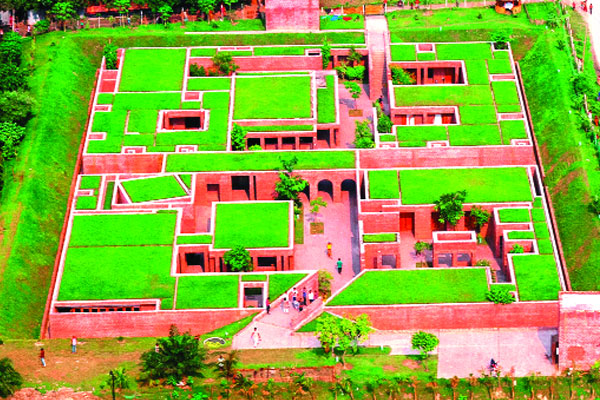 মাটির নিচে পুরো ভবন উপরে সবুজের ছাউনি