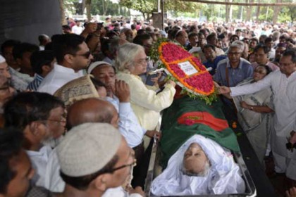 শহীদ মিনারে শ্রদ্ধা-ভালোবাসায় সিক্ত অধ্যাপক মোজাফফর