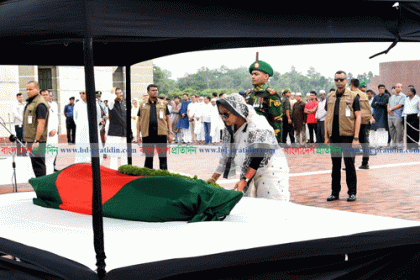 অধ্যাপক মোজাফফরের মরদেহে প্রধানমন্ত্রীর শ্রদ্ধা