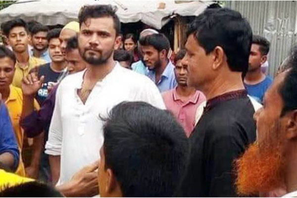 পরিবার নিয়ে গৃহকর্মীর বাড়ি বেড়িয়ে গেলেন মাশরাফি