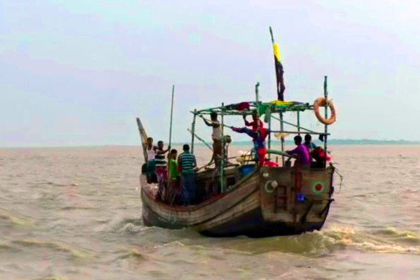 বঙ্গোপসাগরে ফিশিং ট্রলারে ডাকাতি, ২ জেলেকে সাগরে নিক্ষেপ