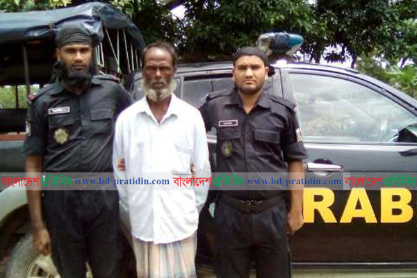 টেকনাফে র‌্যাবের অভিযানে মাদক ব্যবসায়ী আটক