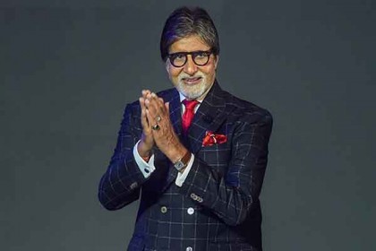 নারীর পা ছুঁয়ে অমিতাভের প্রণাম, ভিডিও ভাইরাল