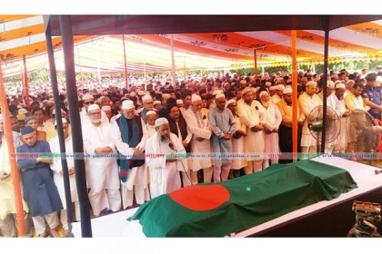 কুমিল্লায় রাষ্ট্রীয় মর্যাদায় মোজাফফর আহমদকে দাফন