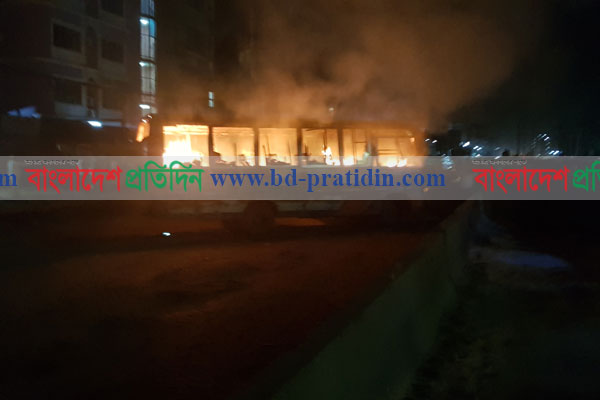 গাজীপুরে শ্রমিক নিহতের ঘটনায় বাসে আগুন ও ভাঙচুর