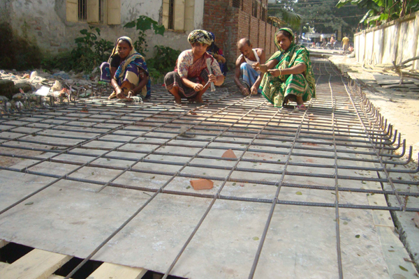 বরিশালে খাল ভরাট করে রাস্তা ও ড্রেন নির্মাণ

