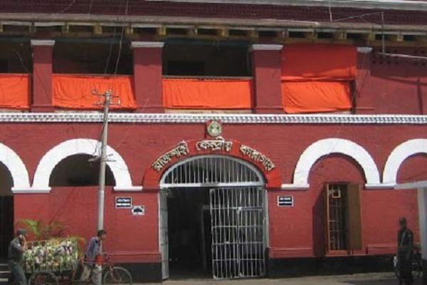 জেলখানার দেয়াল টপকে পালালেন কয়েদি