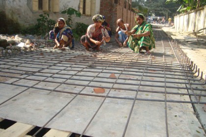 বরিশালে খাল ভরাট করে রাস্তা ও ড্রেন নির্মাণ

