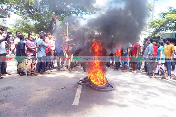 ঝালকাঠিতে দুই যুবলীগ নেতাকে আটকের খবরে মহাসড়ক অবরোধ