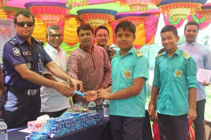 ঠাকুরগাঁওয়ে ডেঙ্গু প্রতিরোধে ছাত্র-ছাত্রীদের মাঝে ক্রিম বিতরণ