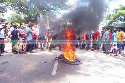 ঝালকাঠিতে দুই যুবলীগ নেতাকে আটকের খবরে মহাসড়ক অবরোধ