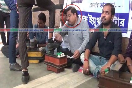 প্ল্যাটফর্মে বসে যাত্রীদের জুতা পালিশ করে দিলেন তৃণমূল নেতা!