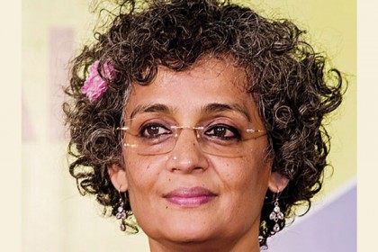 পাকিস্তানি সেনাবাহিনীর প্রশংসা করে বিতর্কে অরুন্ধতী রায়