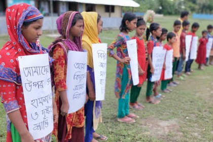 কলাপাড়ায় শিক্ষকদের উপর হামলার প্রতিবাদে মানববন্ধন

