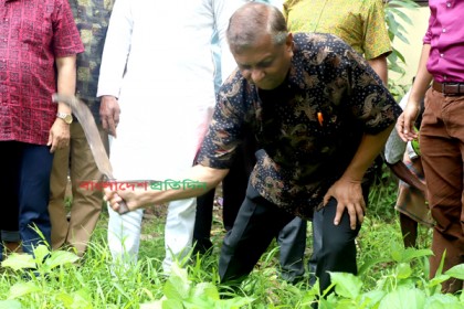 'দা হাতে' অভিযানে মেয়র আরিফ

