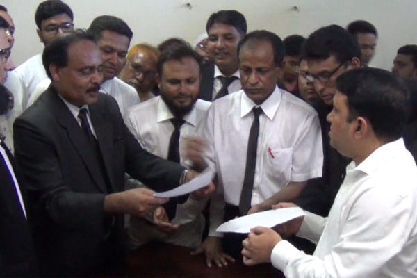 
সাতক্ষীরা আইনজীবী সমিতির লাইব্রেরি ভাংচুরের প্রতিবাদে বিক্ষোভ