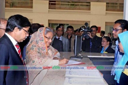 ১০ টাকার টিকিট কেটে চোখের চিকিৎসা নিলেন প্রধানমন্ত্রী