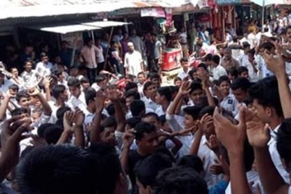 সুবর্ণচরে দুই শিক্ষার্থীকে বেঁধে নির্যাতনের প্রতিবাদে বিক্ষোভ

