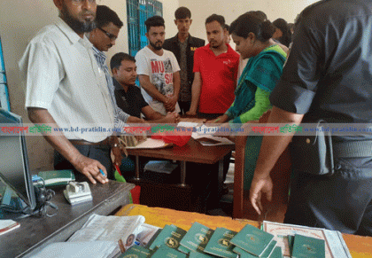 কুমিল্লায় তিন শতাধিক পাসপোর্টসহ ৮ দালাল আটক, জেল জরিমানা