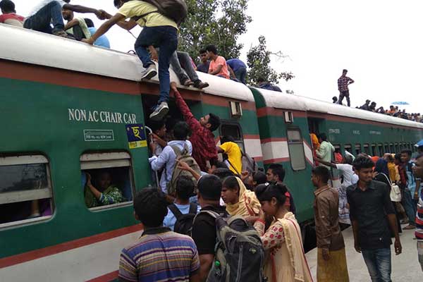 ট্রেনের ছাদে উঠলেই কারাদণ্ড!