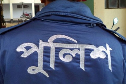 ইভটিজিংয়ের অভিযোগে পুলিশ সদস্যকে জুতাপেটা তরুণীদের