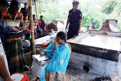 নাটোরে পৃথক অভিযানে ভেজাল গুড় ও অস্ত্র উদ্ধার 