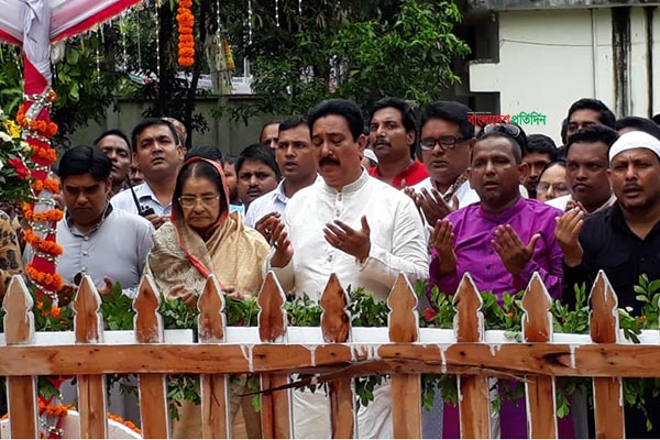 এরশাদের কবর জিয়ারত করলেন রওশন 