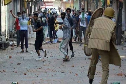 কাশ্মীরে বিক্ষোভ চলাকালে নিরাপত্তা বাহিনীর সাথে ব্যাপক সংঘর্ষ