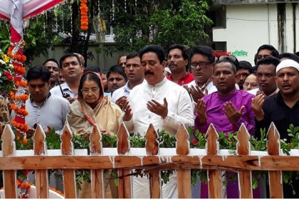 এরশাদের কবর জিয়ারত করলেন রওশন 
