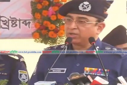আহত দুই পুলিশ সদস্যকে দেখতে ঢামেকে আইজিপি 

