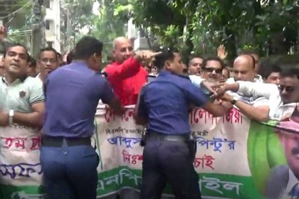 টাঙ্গাইলে পুলিশি বাধায় বিএনপি’র ৪১তম প্রতিষ্ঠা বার্ষিকী পণ্ড