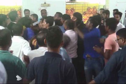 প্রতিষ্ঠাবার্ষিকীর আলোচনা সভায় ছাত্রদলের দুই গ্রুপের হাতাহাতি-সংঘর্ষ
