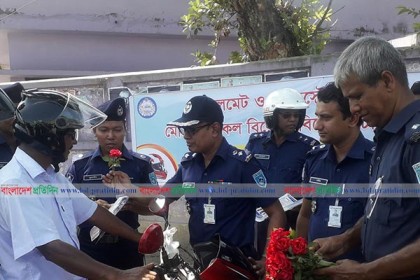 হেলমেট পরিহিত মোটরসাইকেল আরোহীদের গোলাপের শুভেচ্ছা পুলিশের