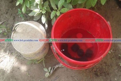 মসজিদের টয়লেটের ছাদে কক‌টেল সদৃশ বস্তু