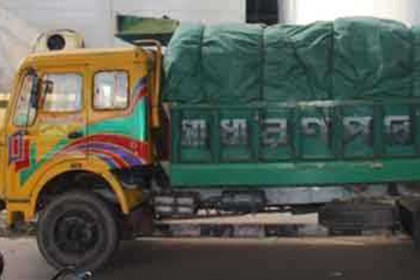 রাজধানীতে তামাক বোঝাই ট্রাক জব্দ

