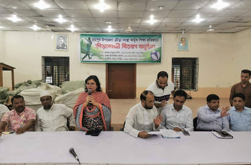 রায়পুরে শিক্ষা প্রতিষ্ঠানে ফুটবল বিতরণ