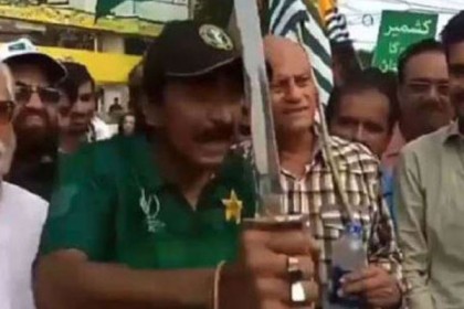 তলোয়ার দিয়ে ভারতীয়দের হত্যার হুমকি জাভেদ মিঁয়াদাদের