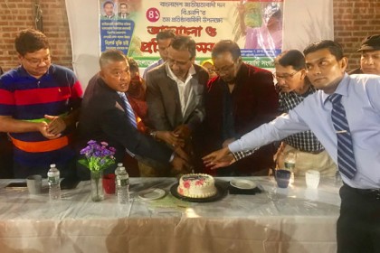 প্রতিষ্ঠাবার্ষিকীর কেক কাটলো যুক্তরাষ্ট্র বিএনপি