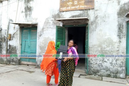 বড়কুঠি থেকে মালামাল সরিয়ে নিয়েছেন বিশ্ববিদ্যালয়ের কর্মচারী