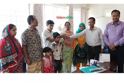 সপরিবারে কামারখন্দের মাদক ব্যবসায়ী কমলের আত্মসমর্পণ